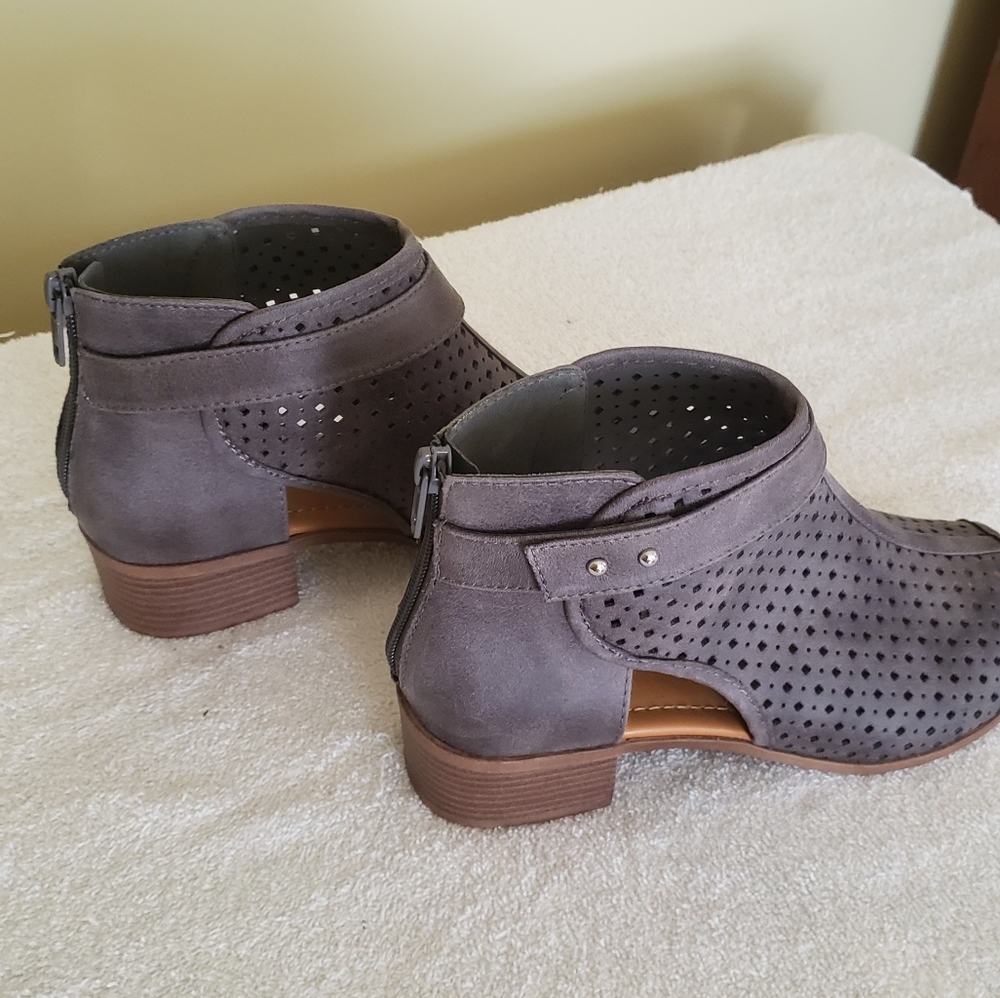 Shoes - Picture 2 of 5